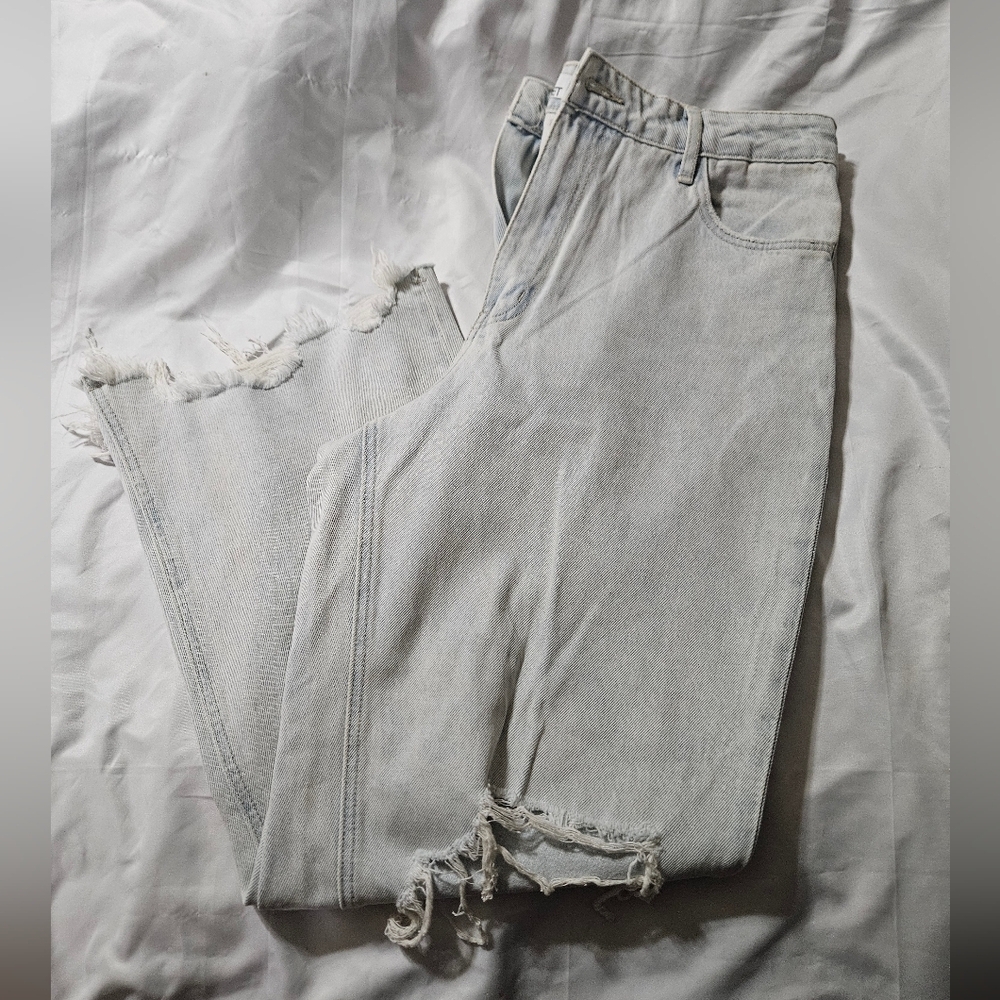 Vervet Light Wash Distressed Cropped Jeans!